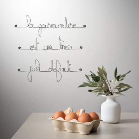 Citation " La gourmandise est un très joli défaut " en fil de fer - à punaiser - Bijoux de mur