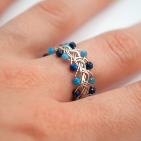Bague ornée de lapis-lazulis et apatites bleues facettées - Monture au choix