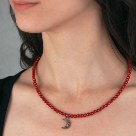 Collier de perles de jaspe avec lune de métal - Rouge