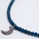 Collier de perles de lapis-lazuli avec lune de métal - Bleu