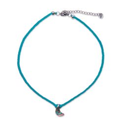 Collier ras de cou en soie tressée avec lune en abalone - Bleu clair