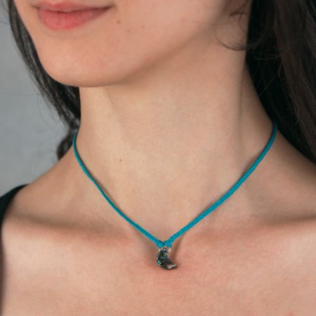 Collier ras de cou en soie tressée avec lune en abalone - Bleu clair