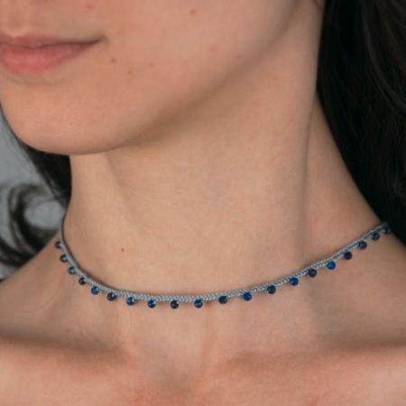 Collier ras de cou en soie tressée avec lapis-lazuli fins facettés - Bleu foncé