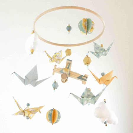 Mobile bébé artisanal "Avion en bois" origami - Jaune et Vert