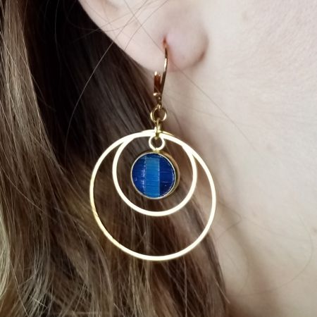 Boucles d'oreilles "anneaux" en marqueterie de paille dorées - Bleu