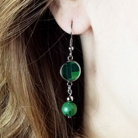 Boucles d'oreilles "pendants" en marqueterie de paille argentées - Vert