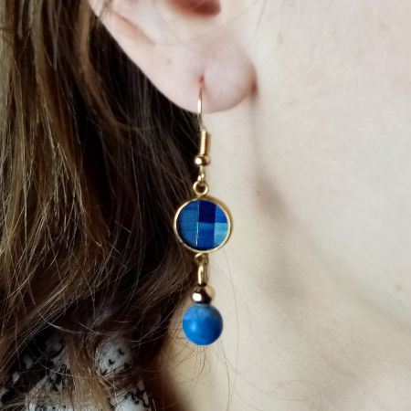Boucles d'oreilles "pendants" en marqueterie de paille dorées - Bleu