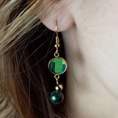 Boucles d'oreilles "pendants" en marqueterie de paille dorées - Vert