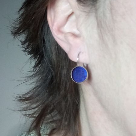 Boucles d'oreilles "dormants" argentées en marqueterie de paille - Bleu